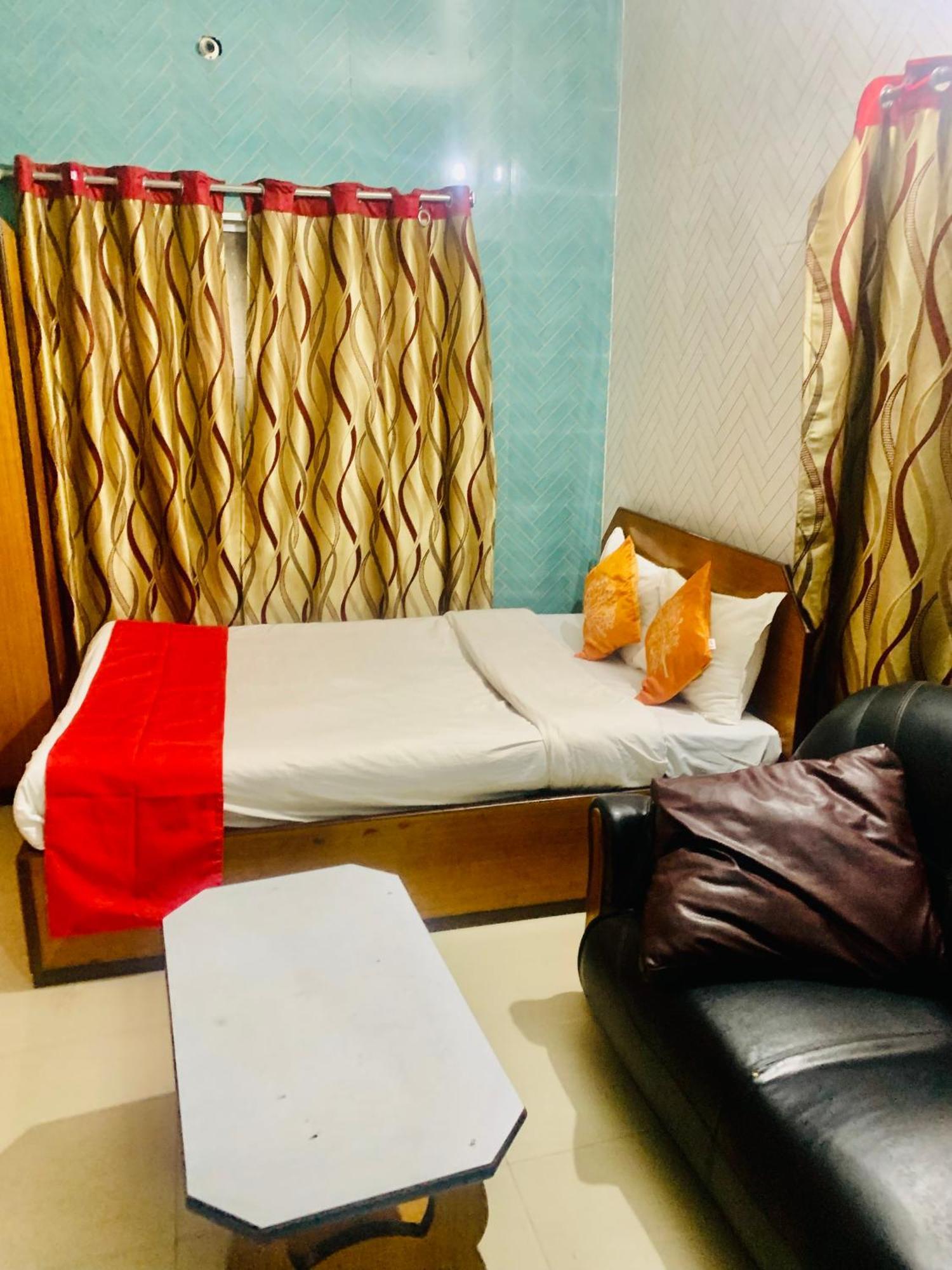 Bengal -100m From Park Circus 7 Point Hostel *